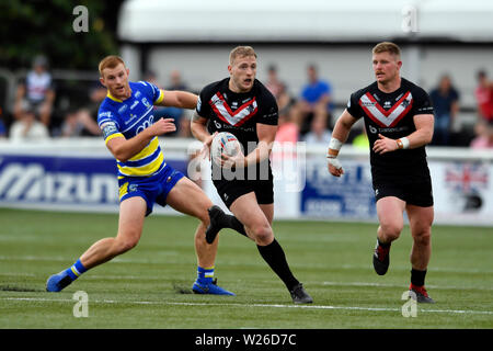 Terrain de sport, Trailfinders West Ealing, London, UK . 6 juillet 2019, Terrain de sport, Trailfinders West Ealing, Londres, Angleterre ; Super League Rugby, London Broncos contre Warrington Wolves ; Jordanie Abdull Broncos de Londres s'échappe le défi de Jack Hughes de Warrington Wolves : Action Crédit Plus Sport Images/Alamy Live News Banque D'Images