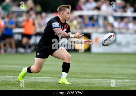 Terrain de sport, Trailfinders West Ealing, London, UK . 6 juillet 2019, Terrain de sport, Trailfinders West Ealing, Londres, Angleterre ; Super League Rugby, London Broncos contre Warrington Wolves ; Morgan Smith de London Broncos passe le ballon Credit : Action Plus Sport Images/Alamy Live News Banque D'Images