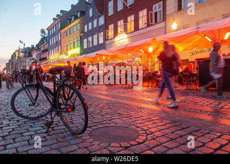 Un vélo en stationnement sur les rues pavées de Copenhague au Danemark Banque D'Images