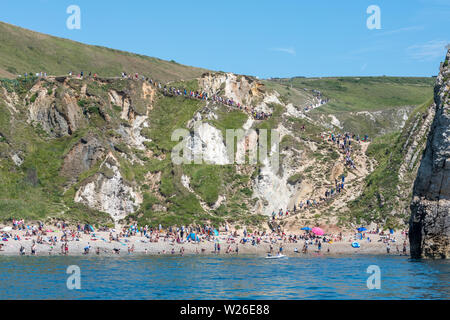 La Côte Jurassique, Lulworth, Dorset, UK. 6 juillet 2019. Des milliers de touristes font leur chemin à la plage de Lulworth Cove et Durdle Door sur la côte jurassique du Dorset. La côte a subi l'érosion de l'énorme nombre de personnes marchant sur la falaises crayeuses. Crédit : Thomas Faull/Alamy Live News Banque D'Images