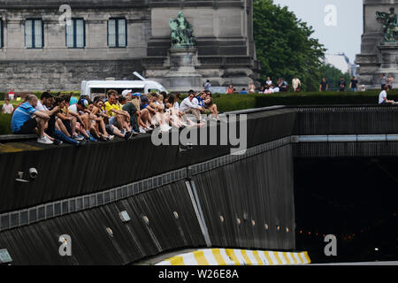 Bruxelles, Belgique. 6 juillet 2019. Spectateurs regarder la course lors de la première étape de la 106e édition du Tour de France cycliste entre Bruxelles et Bruxelles. Banque D'Images