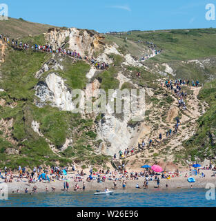 La Côte Jurassique, Lulworth, Dorset, UK. 6 juillet 2019. Des milliers de touristes font leur chemin à la plage de Lulworth Cove et Durdle Door sur la côte jurassique du Dorset. La côte a subi l'érosion de l'énorme nombre de personnes marchant sur la falaises crayeuses. Crédit : Thomas Faull/Alamy Live News Banque D'Images