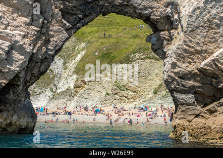 La Côte Jurassique, Lulworth, Dorset, UK. 6 juillet 2019. Des milliers de touristes font leur chemin à la plage de Lulworth Cove et Durdle Door sur la côte jurassique du Dorset. La côte a subi l'érosion de l'énorme nombre de personnes marchant sur la falaises crayeuses. Crédit : Thomas Faull/Alamy Live News Banque D'Images