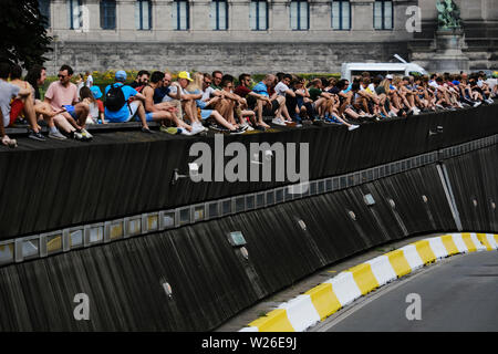 Bruxelles, Belgique. 6 juillet 2019. Spectateurs regarder la course lors de la première étape de la 106e édition du Tour de France cycliste entre Bruxelles et Bruxelles. Banque D'Images