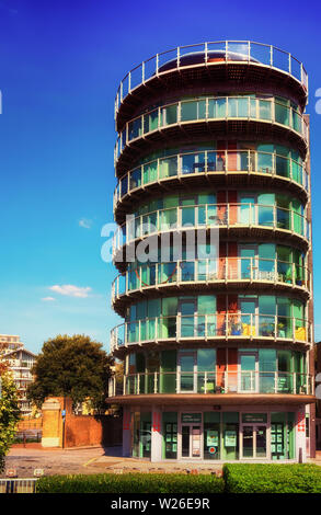 London, UK, Sept 2018, commercial et résidentiel bâtiment cylindrique à Wapping High St par la rivière Thames Banque D'Images