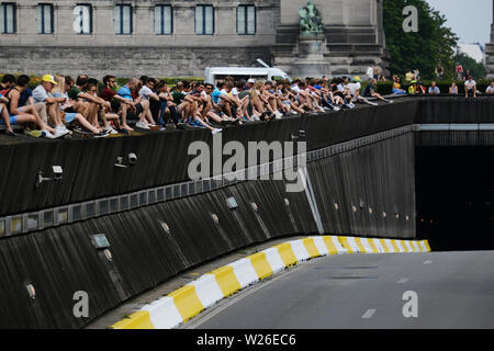 Bruxelles, Belgique. 6 juillet 2019. Spectateurs regarder la course lors de la première étape de la 106e édition du Tour de France cycliste entre Bruxelles et Bruxelles. Banque D'Images