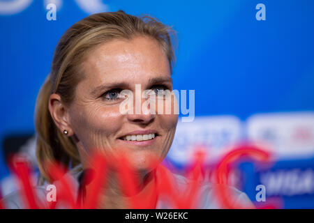 06 juillet 2019, la France (France), Décines-Charpieu : Football, Coupe du Monde : les femmes, l'équipe nationale, Pays-Bas, conférence de presse finale : Sarina Wiegman, entraîneur de l'équipe nationale néerlandaise, sourit. Photo : Sebastian Gollnow/dpa dpa : Crédit photo alliance/Alamy Live News Banque D'Images