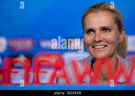 06 juillet 2019, la France (France), Décines-Charpieu : Football, Coupe du Monde : les femmes, l'équipe nationale, Pays-Bas, conférence de presse finale : Sarina Wiegman, entraîneur de l'équipe nationale néerlandaise, sourit. Photo : Sebastian Gollnow/dpa dpa : Crédit photo alliance/Alamy Live News Banque D'Images