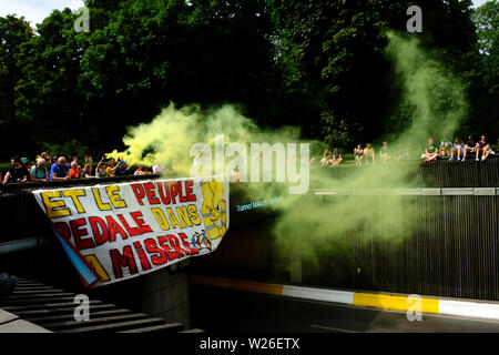 Bruxelles, Belgique. 6 juillet 2019. Les gens prennent part à une manifestation de la jaune lors de la première étape de la 106e édition du Tour de France cycliste entre Bruxelles et Bruxelles. Credit : ALEXANDROS MICHAILIDIS/Alamy Live News Banque D'Images