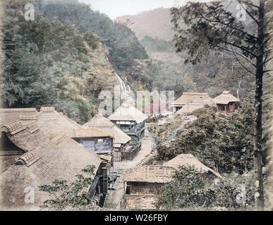 [ 1880 Japon - auberges à Dogashima Spa, Hakone ] - auberges avec des toits de chaume à Dogashima Onsen à Hakone, préfecture de Kanagawa, quelques temps avant d'avant 1887 (20) L'ère Meiji. Dans le dos, Shirabe Falls peut être vu. À partir de ce grand bâtiment sur la gauche l'inns sont Yamatoya, Omiya, Maruya, Edoya et Naraya. Le petit bâtiment sur la colline est Yamaiyama. La source chaude de chlorure de sodium de Dogashima a été l'un des "Sept hot springs de Hakone Hakone (Nanayu). Les autres ont été Yumoto, Tonosawa, Miyanoshita, Sokokura, Kiga, et Ashinoyu. 19e siècle vintage albumen photo. Banque D'Images