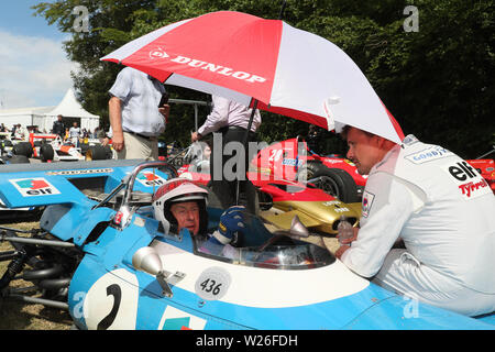 Goodwood, West Sussex, UK. 6 juillet 2019. La légende de la Formule 1 britannique Sir Jackie Stewart utilise un parapluie pour se protéger du soleil au Goodwood Festival of Speed - 'rois du sport automobile, des disjoncteurs à Goodwood, West Sussex, UK. © Malcolm Greig/Alamy Live News Banque D'Images