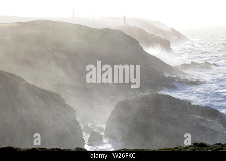 Tempête de l'hiver le long de la côte de Pendeen Watch, Cornwall, England, UK. Banque D'Images