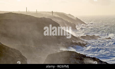 Tempête de l'hiver le long de la côte de Pendeen Watch, Cornwall, England, UK. Banque D'Images