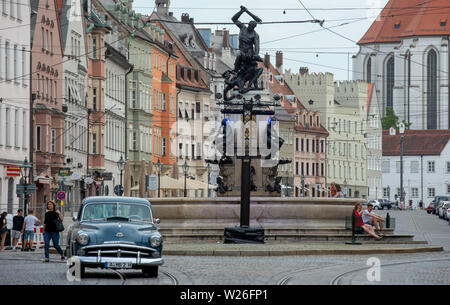 Augsburg, Allemagne. Le 06 juillet, 2019. La fontaine d'Hercule dans la Maximilianstrasse. L'Unesco a reconnu le système de gestion de l'eau à Augsburg comme site du patrimoine mondial. Le comité a inclus le système d'historique de l'eau, qui était autrefois fondée par les Romains, sur la Liste du patrimoine mondial. Credit : Stefan Udry/dpa dpa : Crédit photo alliance/Alamy Live News/dpa/Alamy Live News Banque D'Images