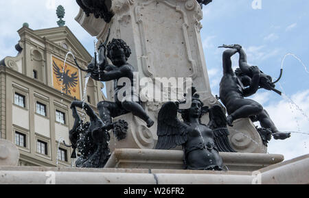 Augsburg, Allemagne. Le 06 juillet, 2019. L'Auguste Fontaine. L'Unesco a reconnu le système de gestion de l'eau à Augsburg comme site du patrimoine mondial. Le comité a inclus le système d'historique de l'eau, qui était autrefois fondée par les Romains, sur la Liste du patrimoine mondial. Credit : Stefan Udry/dpa dpa : Crédit photo alliance/Alamy Live News/dpa/Alamy Live News Banque D'Images