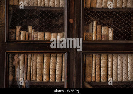 Les vieux livres. Arrière-plan de vieux livres. Fond d'étagère.vieux livres sont sur les étagères dans le placard. Banque D'Images