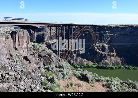 L'I. B. Perrine Bridge à Twin Falls, Idaho, enjambe la rivière Snake Canyon. Banque D'Images