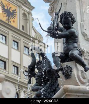 Augsburg, Allemagne. Le 06 juillet, 2019. L'Auguste fontaine en face de la mairie. L'Unesco a reconnu le système de gestion de l'eau à Augsburg comme site du patrimoine mondial. Le comité a inclus le système d'historique de l'eau, qui était autrefois fondée par les Romains, sur la Liste du patrimoine mondial. Credit : Stefan Udry/dpa/Alamy Live News Banque D'Images