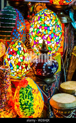 Les lampes colorées disséminés-mosaïque sur l'écran avec tambours, tablas oriental ( darbula), dans la région de El Muez (Muizz, Moez) dans la rue Al Khan El Khalili, Shaaban Baza Banque D'Images