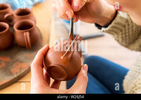 Un artiste poterie l'élaboration d'une tasse en céramique Banque D'Images