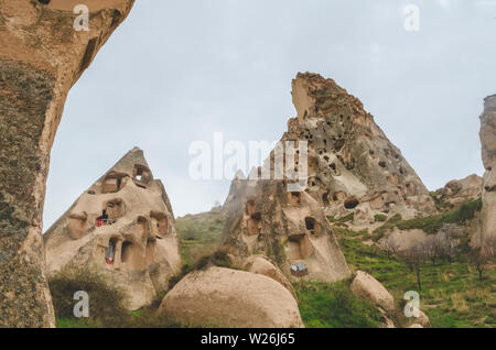 Habitations dans les rochers de tuf volcanique de Cappadoce, Turquie centrale. Parc national de Göreme. Banque D'Images