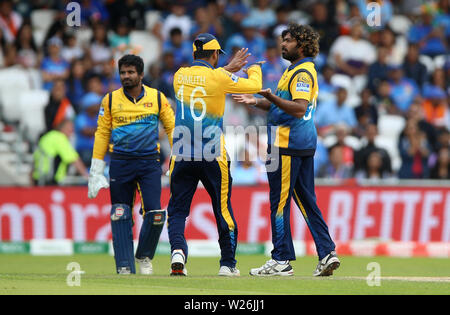 Sri Lanka's Lasith Malinga (à droite) célèbre le guichet de l'Inde au cours de l'KL Rahul ICC Cricket World Cup Match au stade Headingley, Leeds. Banque D'Images