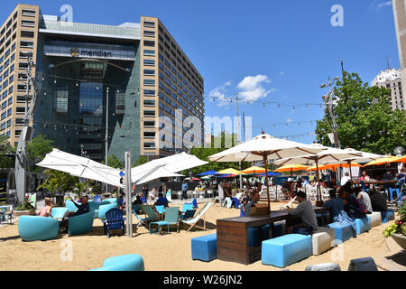 DETROIT, MI / USA - 30 juin 2019 : les personnes bénéficiant d'une journée ensoleillée au parc Campus Martius. Banque D'Images