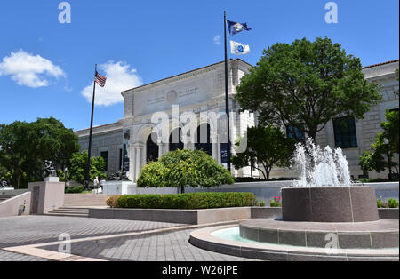 DETROIT, MI / USA - 30 juin 2019 : visiteurs entrent dans le Detroit Institute of Arts Banque D'Images