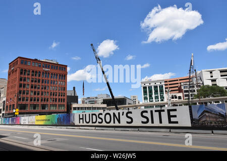 DETROIT, MI / USA - 30 juin 2019 : Construction à l'emplacement de l'icône une fois le magasin Hudson à Detroit est un autre exemple de la renaissance Banque D'Images