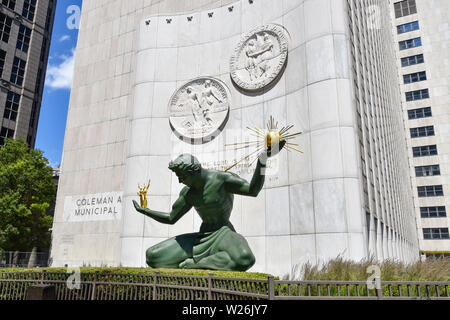 DETROIT, MI / USA - 30 juin 2019 l'esprit de la sculpture au centre-ville de Detroit Detroit est assis à l'extérieur de l'édifice municipal de jeunes Coleman. Banque D'Images