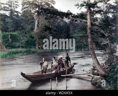 [ 1890 - Japon ] Ferry Japonais - un ferry transporte des passagers à travers une rivière. 19e siècle vintage albumen photo. Banque D'Images