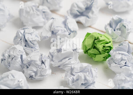 Damier symbolisant différentes solutions avec un standing out avec une couleur différente Banque D'Images