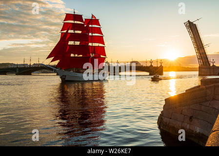 Navire avec voiles rouges sur la Neva. Préparation pour les vacances de tous les écoliers 'Scarlet Sails' à Saint-Pétersbourg Banque D'Images