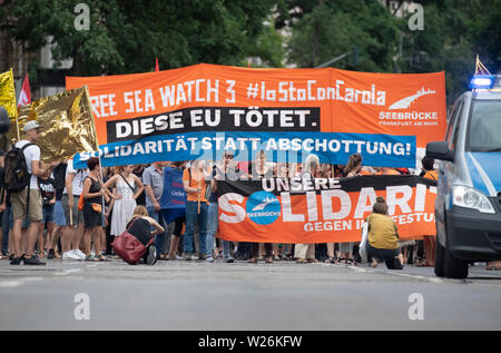 Hessen, Allemagne. 6 juillet 2019. 06 juillet 2019, Hessen, Frankfurt/Main : plusieurs centaines de participants prennent part à une manifestation dans le centre-ville pour soutenir les sauveteurs en mer et les réfugiés. Photo : Boris Roessler/dpa Banque D'Images