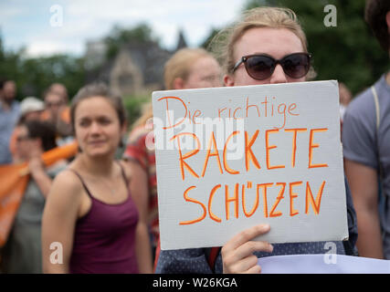 Hessen, Allemagne. 6 juillet 2019. 06 juillet 2019, Hessen, Frankfurt/Main : plusieurs centaines de participants prennent part à une manifestation dans le centre-ville pour soutenir les sauveteurs en mer et les réfugiés. Une femme avec son signe en carton fait référence au capitaine allemand Carola Rackete, qui est en poste en Italie. Photo : Boris Roessler/dpa Banque D'Images