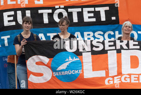 Hessen, Allemagne. 6 juillet 2019. 06 juillet 2019, Hessen, Frankfurt/Main : plusieurs centaines de participants prennent part à une manifestation dans le centre-ville pour soutenir les sauveteurs en mer et les réfugiés. Photo : Boris Roessler/dpa Banque D'Images