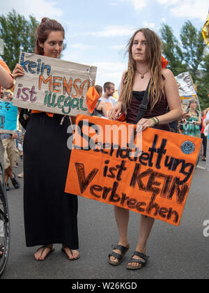 Hessen, Allemagne. 6 juillet 2019. 06 juillet 2019, Hessen, Frankfurt/Main : plusieurs centaines de participants prennent part à une manifestation dans le centre-ville pour soutenir les sauveteurs en mer et les réfugiés. Photo : Boris Roessler/dpa Banque D'Images