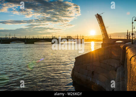 Saint-Pétersbourg magnifique paysage urbain au lever du soleil. Pont Trinity dans les rayons de l'aube. Voyage en Russie Banque D'Images