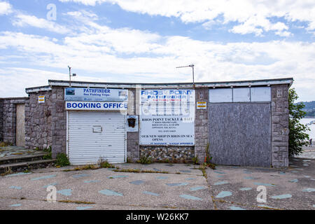 Fermés et barricadés dans des magasins Point Rhos Rhos-on-Sea Conwy Wales UK Banque D'Images