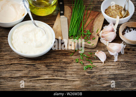 Ingrédients pour faire de la crème aigre Dijon les vinaigrettes, copy space Banque D'Images