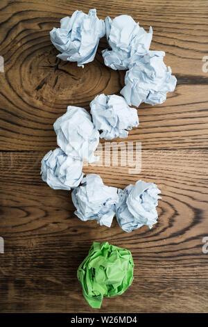 Damier symbolisant différentes solutions formant une question-mark Banque D'Images