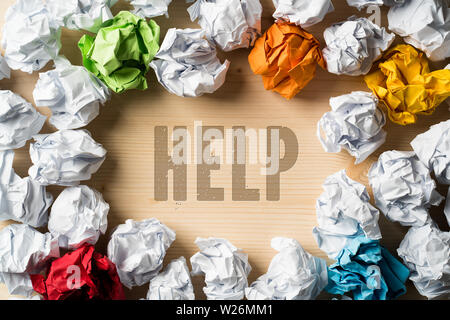 Damier symbolisant différentes solutions et le mot help Banque D'Images