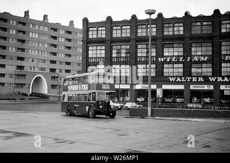 Les voitures sur la droite sont dans Duke Street. Les usines qui domine l'arrière-plan, à droite sont William Read, Ltd, en gros des costumiers et Walter Wragg Ltd. Motor Car Agents et courtiers, (Fiat), les spécialistes de voiture utilisé, motocyclettes, scooters et vélomoteurs de Munro House, York Street. Dans l'arrière-plan à gauche du centre de l'entrée voûtée de Priestley House, partie de Quarry Hill appartements est visible. Entre 1938 et 1978 Quarry Hill a été l'emplacement de ce qui était à l'époque le plus grand complexe de logements sociaux au Royaume-Uni. Banque D'Images