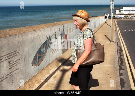 Femme d'âge moyen anglais par la mer. Banque D'Images