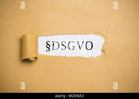 Papier déchiré révélant l'abréviation pour 'allemande' PIBR Banque D'Images