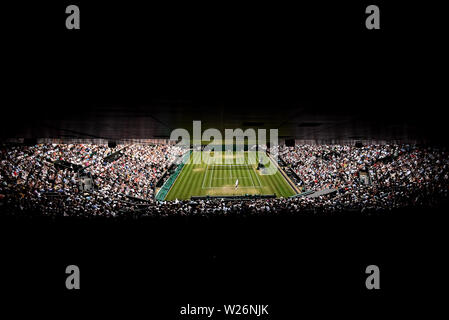 Vue générale de l'action sur le court central entre Roger Federer et Lucas Pouille sur la sixième journée des championnats de Wimbledon à l'All England Lawn Tennis et croquet Club, Wimbledon. Banque D'Images