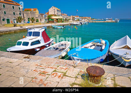 Le port et le bord coloré de l'île de Krapanj, éponge de mer, village de pêche de l'archipel de Sibenik Croatie Banque D'Images