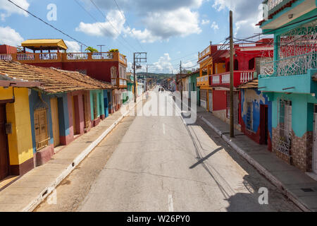 Trinidad, Cuba - 6 juin 2019 : Vue aérienne d'une route dans une petite ville cubaine lors d'un ciel nuageux et journée ensoleillée. Banque D'Images