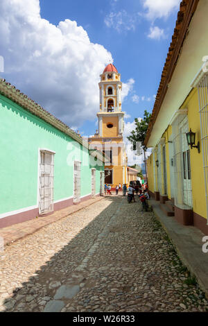 Trinidad, Cuba - 6 juin 2019 : Street View d'une petite ville touristique animée de Cuba au cours d'une journée ensoleillée. Banque D'Images