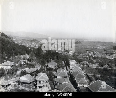 [ 1870 Japon - Voir sur Kobe ] - Vue depuis le mont Suwa, de l'est de Kobe au cours de la fin des années 1870, début des années 1880. La route dans le centre est Yamamoto-dori, la petite Jogaguchi grove Cemetery. Derrière elle se trouve le quartier résidentiel de Kitano-cho. Le temple, comme construire dans le centre est le Jogaguchi salle de conférence de la Direction générale de la secte Jodo de bouddhisme Honganji. Il a été construit en 1875 (8) Meiji comme une réponse à la popularité des Chrisitianity à Kobe. La première réunion du gouvernement préfectoral a eu lieu ici le 13 mai 1879 (12) L'ère Meiji. 19e siècle vintage albumen photo. Banque D'Images